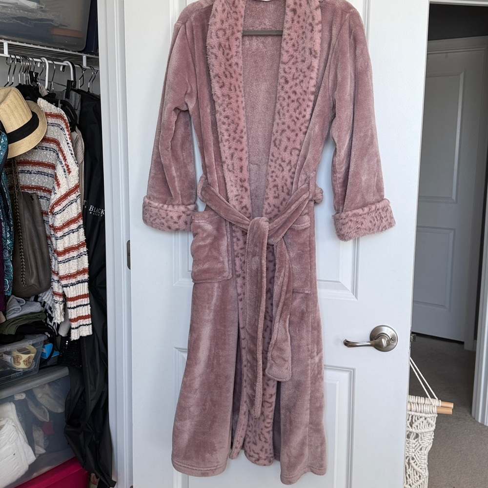 Natori Soft Pink Fuzzy Robe